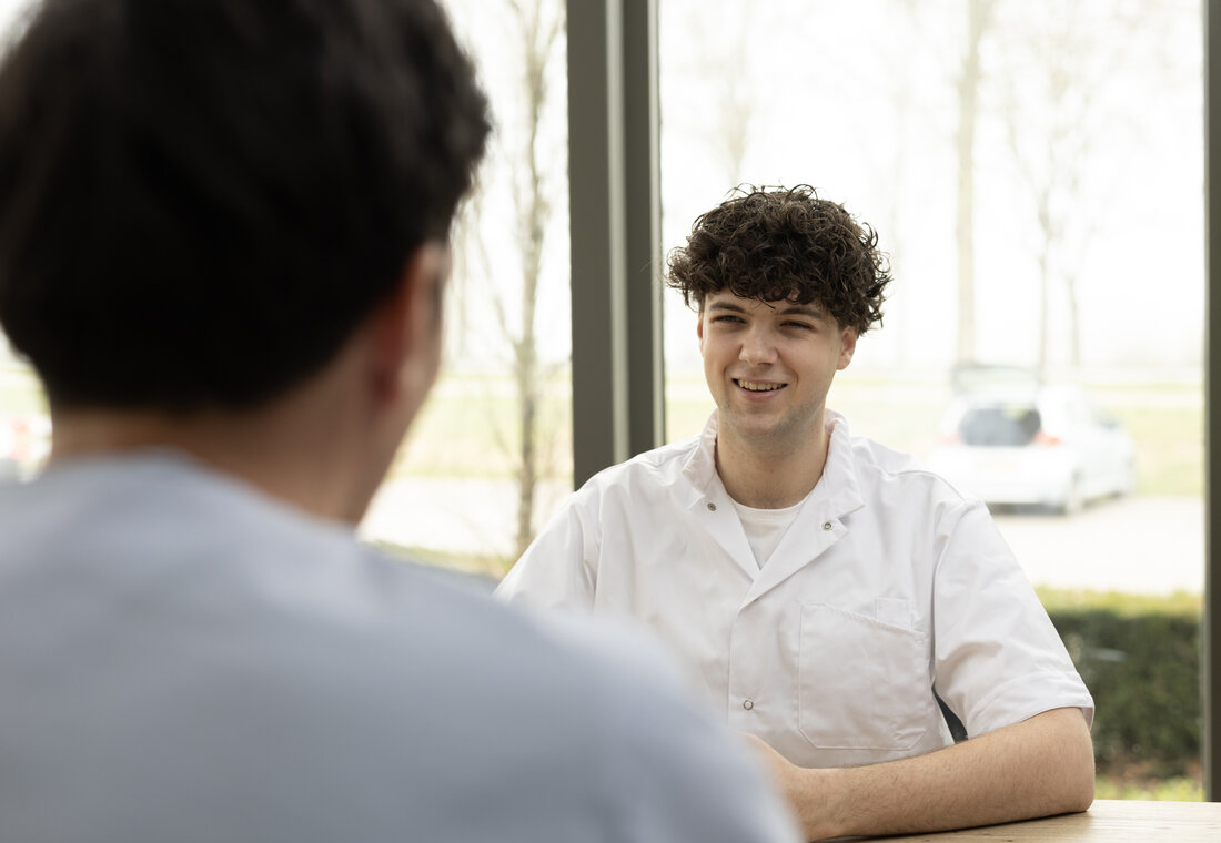 Tijdens een maatschappelijke stage doen scholieren vrijwilligerswerk als onderdeel van het onderwijsprogramma